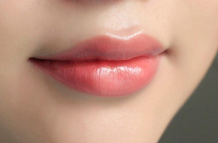 Phun môi Collagen bóng tự nhiên là gì?