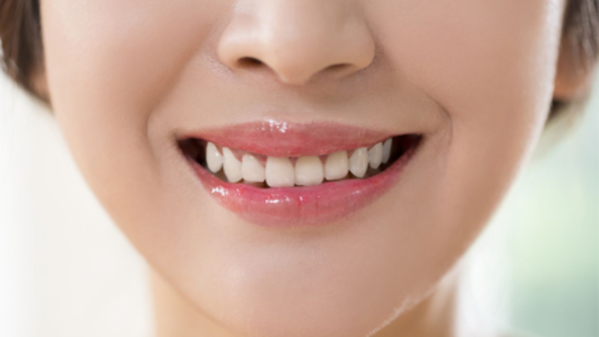 Những đối tượng nào phù hợp để tạo khóe môi cười tự nhiên?